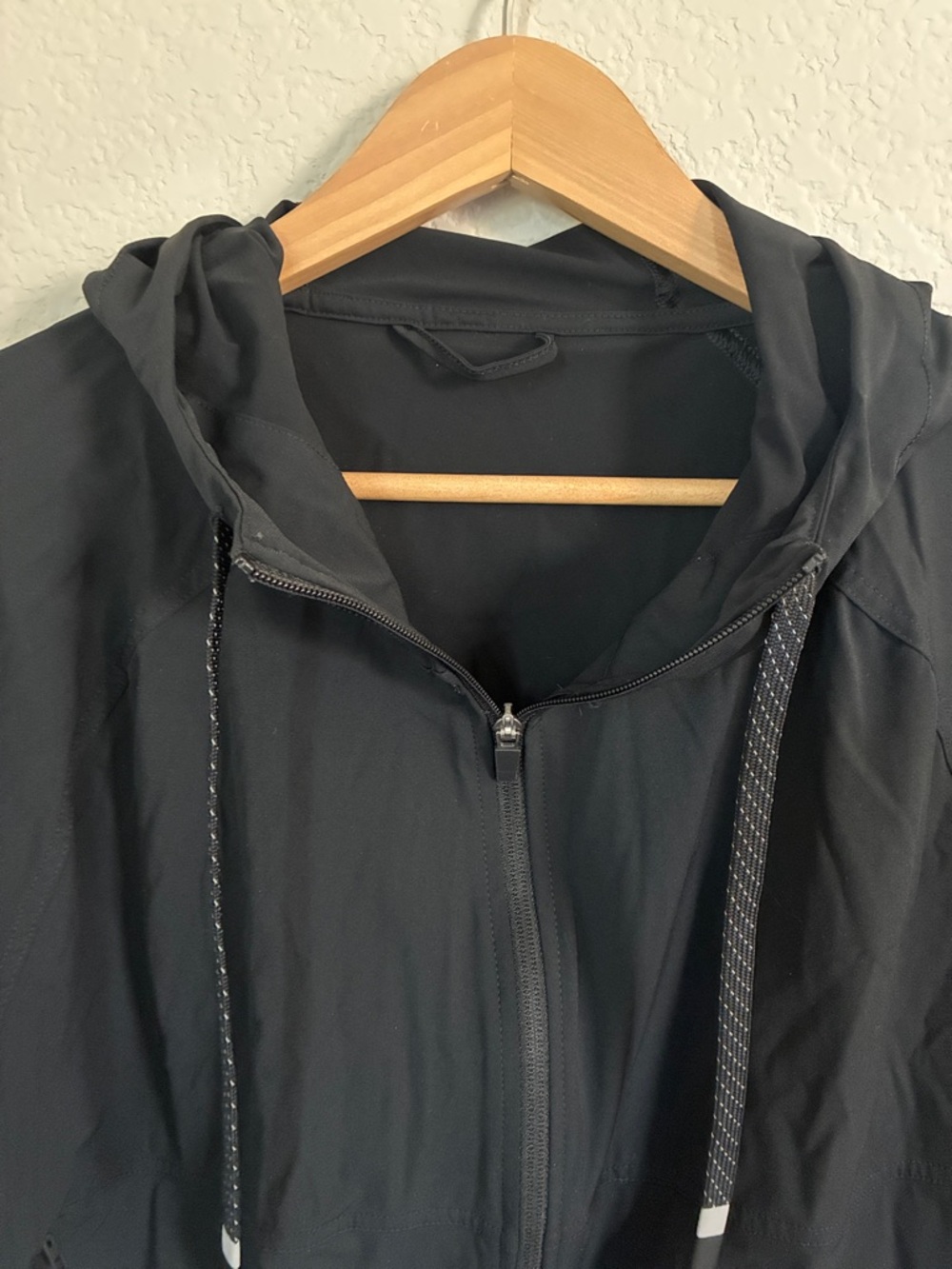 Fabletics waist length full zip jacket hooded - Picture 3 of 4